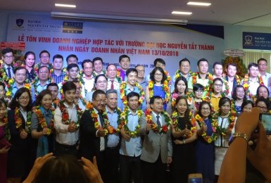 Lễ tôn vinh doanh nghiệp hợp tác với trường ĐH Nguyễn Tất Thành ngày doanh nhân Việt Nam 13/10/2018
